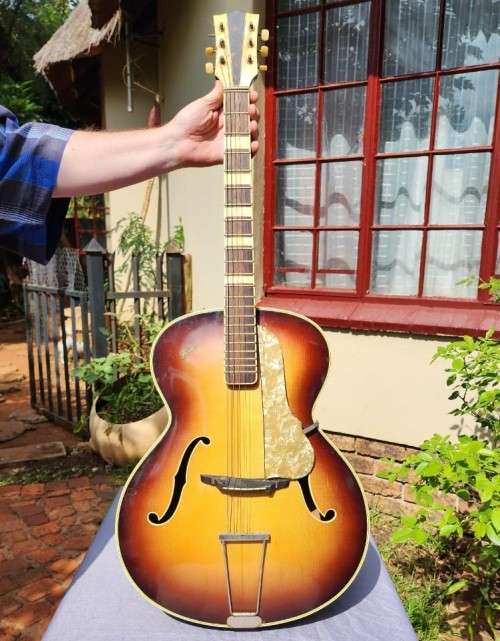 Acoustic HOFNER GERMANY MID 1950S MODEL 456 ACOUSTIC SUNBURST ARCHTOP GUITAR WITH CARRY CASE